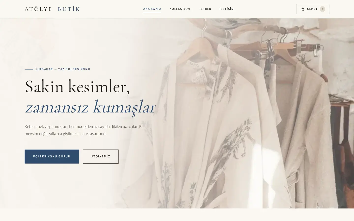 Atölye Butik sitesinin ana sayfası: askıda kıyafetler fotoğrafı ve 'Sakin kesimler, zamansız kumaşlar' başlığı