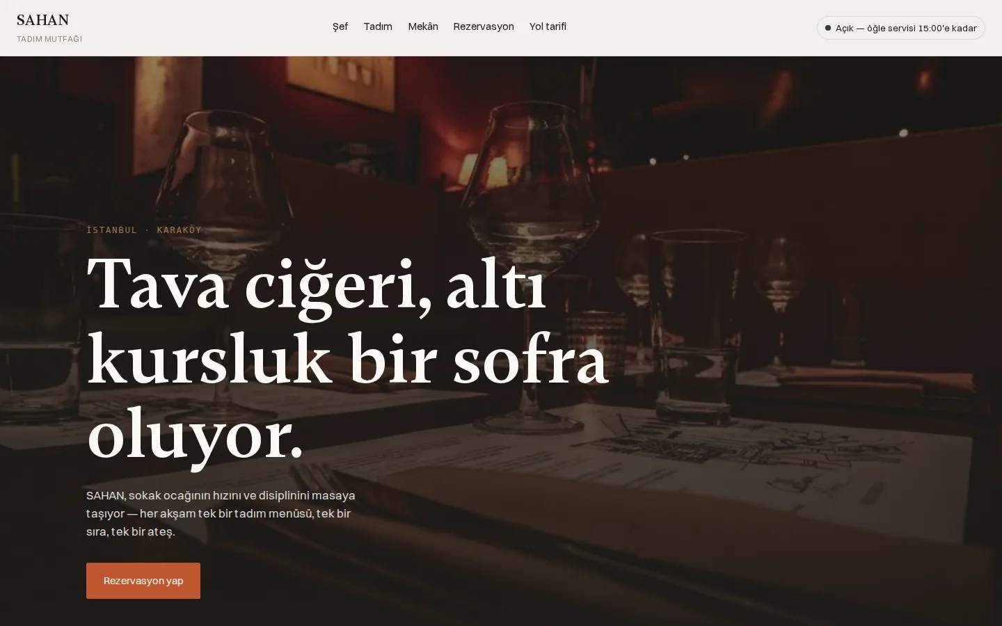 Sahan tadım mutfağı sitesinin ana sayfası: masa üstü kadeh fotoğrafı ve 'Tava ciğeri, altı kursluk bir sofra oluyor' başlığı